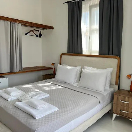 Hotel B House *